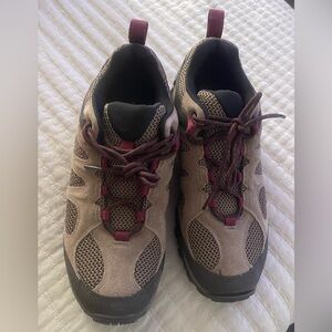 Merrell Women's tan/black Hiking Shoes size 11